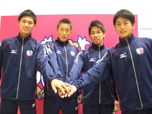 取材を受けた後に、写真に収まるＣ大阪Ｕ－１８の（左から）南野、小暮、岡田、秋山