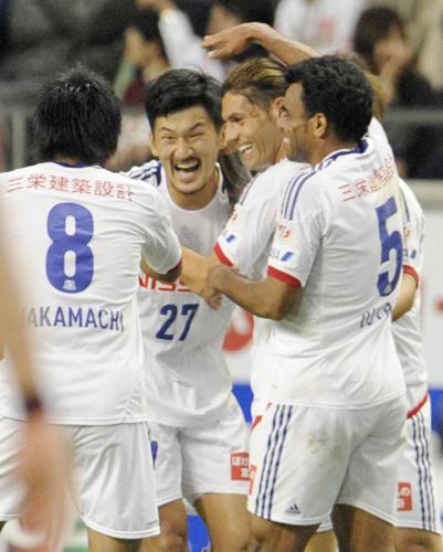 神戸―横浜Ｍ　前半、先制ゴールを決め、喜ぶ富沢（27）ら横浜Ｍイレブン