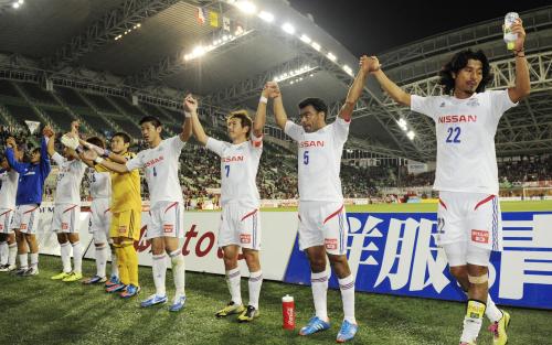 神戸に勝利し、サポーターの声援に応える中沢（右端）ら横浜Ｍイレブン