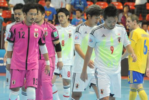 決勝トーナメント１回戦でウクライナに敗れ、肩を落とす三浦（右から３人目）ら日本代表