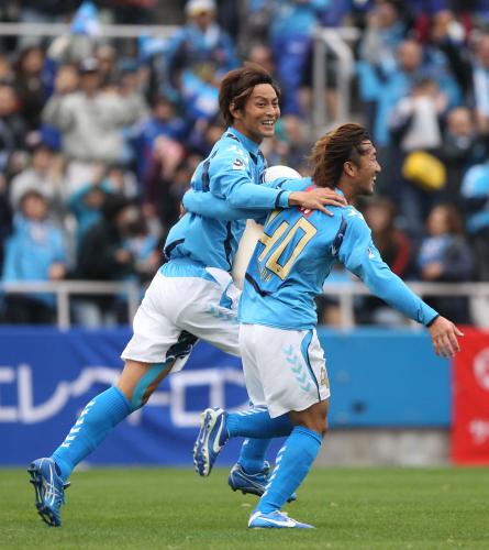 ＜横浜ＦＣ・岐阜＞後半、ゴールを決めた永井（左）は笑顔でセンターサークルへ走る