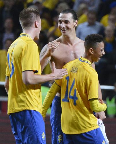 ＜スウェーデン４―２イングランド＞４得点を決めたスウェーデン代表ＦＷイブラヒモビッチ（中）