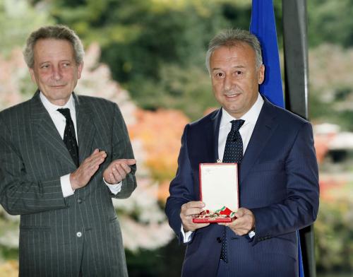 「イタリア連帯の星勲章」を受章したサッカー日本代表のアルベルト・ザッケローニ監督。左はドメニコ・ジョルジ駐日イタリア大使