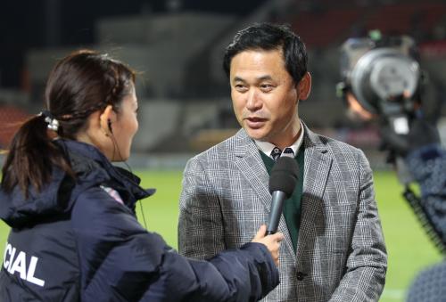 ＜ＩＮＡＣ神戸・リヨン＞試合前、テレビ中継で展望を語る日本代表・佐々木監督