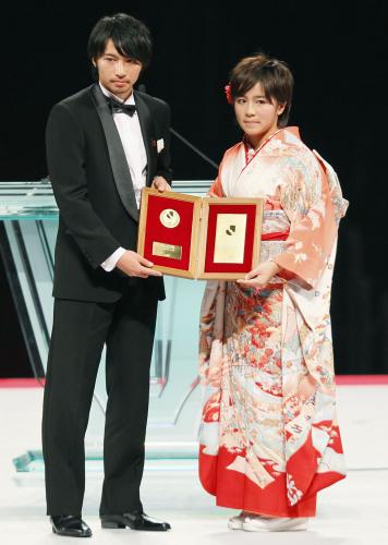 ベストヤングプレーヤー賞を受賞した鹿島・柴崎岳。右はなでしこリーグの日テレ・岩渕真奈