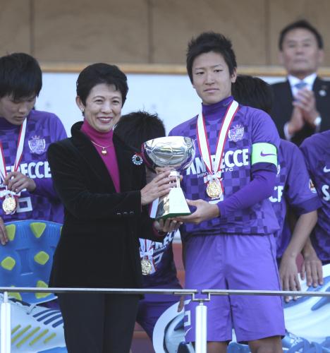 高円宮妃久子さま（左）から高円宮杯を贈られる広島ユース・平田キャプテン