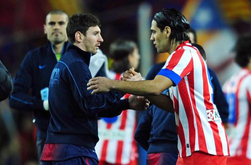 ＜バルセロナ・Ａマドリード＞試合前、ファルカオ（右）と握手を交わすバルセロナのメッシ