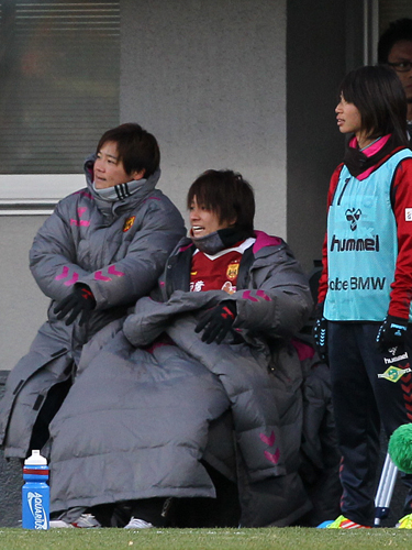 ＜ＩＮＡＣ神戸・千葉＞大野（左）らとベンチで試合を見守るＩＮＡＣ神戸・近賀（中央）