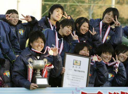 サッカー全日本高校女子選手権で２連覇を果たし、喜ぶ道上（前列左端）、白木（後列右端）ら常盤木学園イレブン