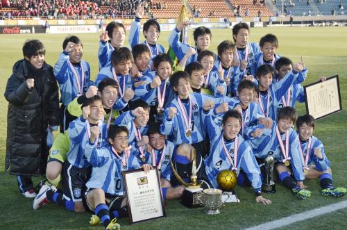 第91回全国高校サッカー選手権で初優勝を果たし、喜ぶ鵬翔イレブン