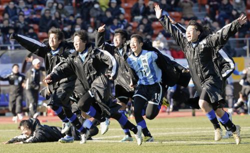 第91回全国高校サッカー選手権で京都橘をＰＫ戦で破り初優勝。大喜びで駆けだす鵬翔イレブン
