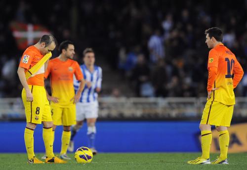 ＜レアル・ソシエダード３―２バルセロナ＞後半ロスタイムに逆転されて落胆するＭＦイニエスタ（左）とＦＷメッシ