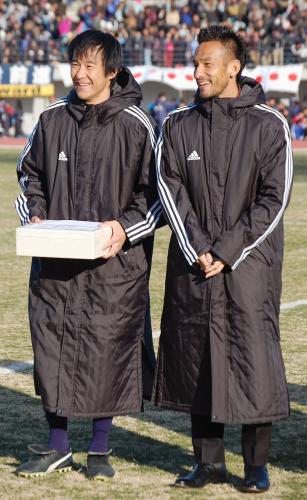 松田直樹さんの追悼試合を終え、笑顔の中山雅史さん（左）と中田英寿さん