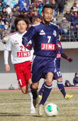 松田直樹さんの追悼試合でプレーする中田英寿さん