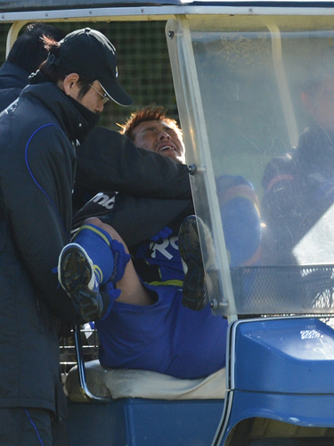 試合で負傷し、カートに乗せられた加地は苦悶の表情を見せる