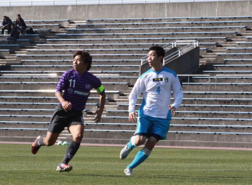 ゴール前のスペースに走り込む広島のＦＷ佐藤（左）