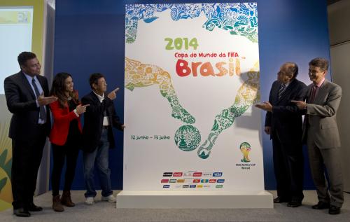 元ブラジル代表のロナウド（左隅）らが登場し、１４年Ｗ杯ブラジル大会の公式ポスターが発表された