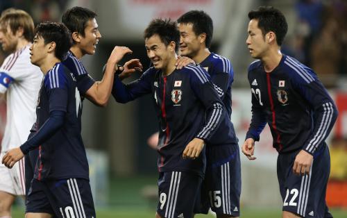 ＜日本・ラトビア＞ゴールを決め喜ぶ岡崎（右から３人目）