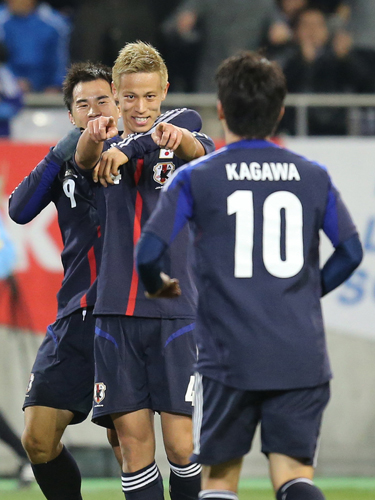 ＜日本・ラトビア＞後半１５分、本田（中央）はゴールを決め、アシストした香川（右手前）を指さす