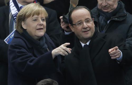 ＜フランス１―２ドイツ＞試合を観戦したドイツのメルケル首相（左）とフランスのオランド大統領
