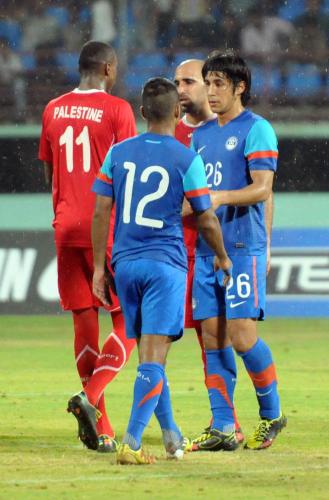 パレスチナとのサッカー国際親善試合でインド代表デビューした和泉新（右端）