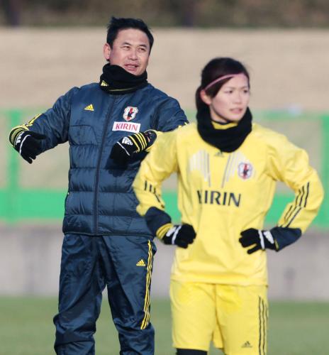 練習で選手に指示を出すサッカー女子日本代表の佐々木監督。右は川澄