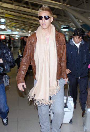 出国に向けて関西空港に到着したサッカー日本代表の本田圭佑