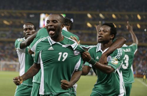 アフリカ選手権決勝で先制ゴールを挙げ、喜ぶナイジェリアのムバ（手前）
