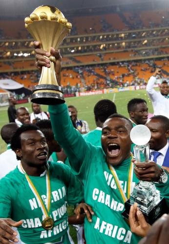 アフリカ選手権制し喜びを爆発させるナイジェリア代表イレブン