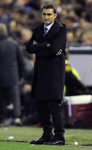 ＜バレンシア１―２パリＳＧ＞厳しい表情で試合を見守るバレンシアのバルベルデ監督