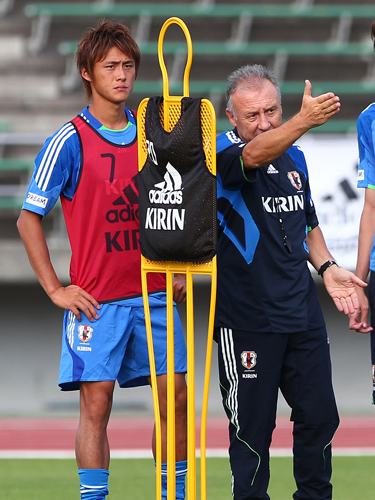 サウサンプトンのＦＷ李忠成（左）はザッケローニ監督からの“助言”を受け、ＦＣ東京移籍を決意したもようだ