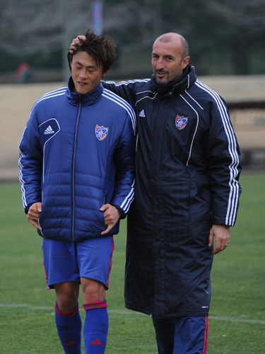試合後、ポポヴィッチ監督（右）と話すＦＣ東京の李忠成