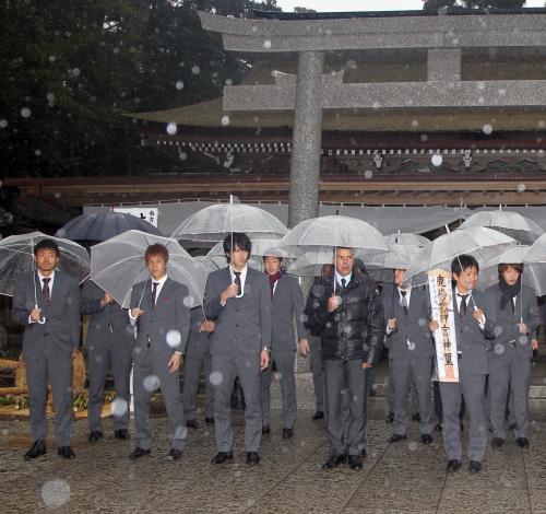 雨の降る中で必勝祈願を終えた（前列右から）木札を手にする遠藤、トニーニョ・セレーゾ監督ら鹿島イレブン