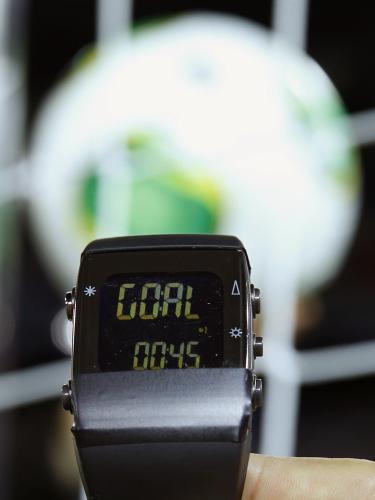 昨年12月のクラブＷ杯で初採用されたゴール判定用技術。センサー入りのボールがラインを割ると審判の時計に「ＧＯＡＬ」と表示される
