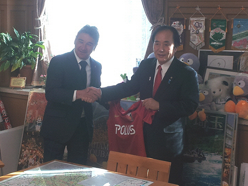 埼玉県庁を表敬訪問し、上田清司埼玉県知事（右）と握手する浦和ペトロヴィッチ監督