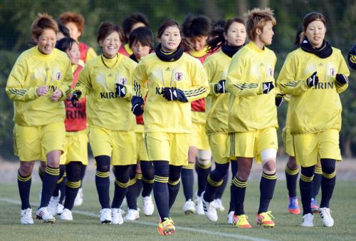 ランニングする川澄（中央）らサッカー女子日本代表