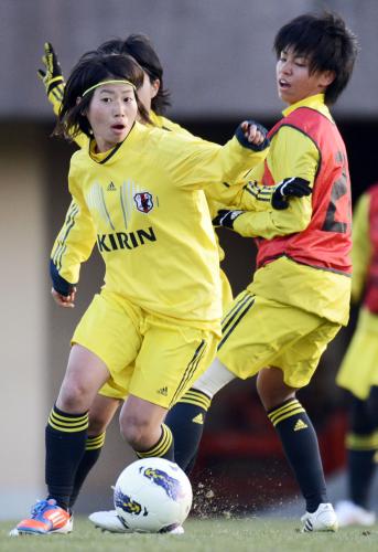 サッカー女子日本代表合宿で練習する田中陽（左）と京川