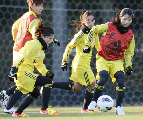サッカー女子日本代表合宿で練習する鮫島（右）と川澄（左）