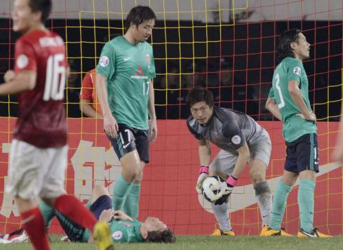 ＜浦和・広州恒大＞試合終了間際、鈴木（右端）のオウンゴールで３点目を喫し、ぼうぜんとする浦和イレブン