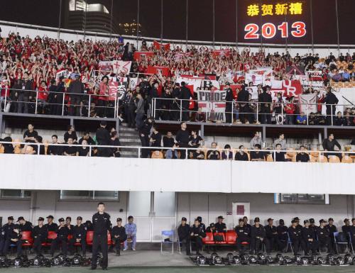 物々しい警備体制のスタジアムで広州恒大戦を前に盛り上がる浦和サポーター