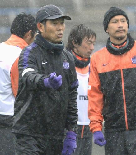 Ｊ１開幕を控え、練習で選手に指示を出す広島の森保監督（左）