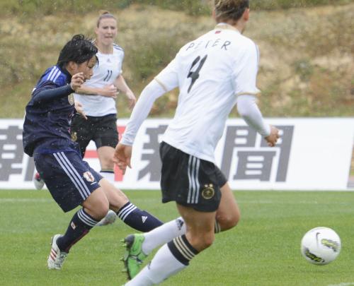 ＜日本―ドイツ＞前半、同点ゴールを決める田中美（左）