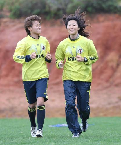 田中明（左）と大儀見がジョギングでクールダウンする