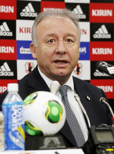 記者会見するサッカー日本代表のザッケローニ監督