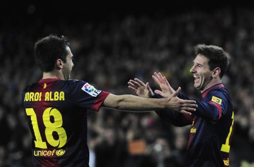 バジェカノ戦でゴールを決めたバルセロナのメッシ（右）はジョルディ・アルバと喜びあう
