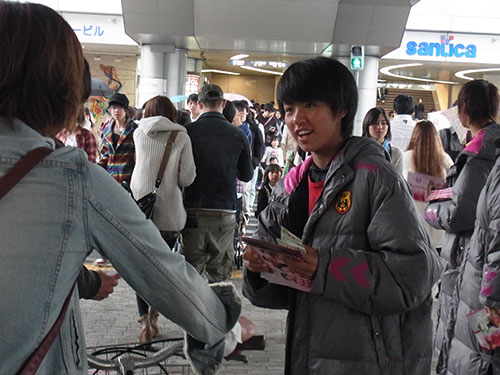 三宮駅で開幕戦のＰＲをするＩＮＡＣ神戸ＦＷ京川