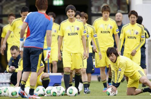 Ｗ杯アジア最終予選に向けた練習で集合する、前田（中央）らサッカー日本代表の選手たち