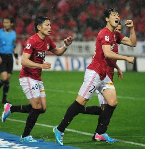 ＜浦和・磐田＞試合終了間際、決勝ゴールを決め喜ぶ浦和・原口（右）。左は森脇