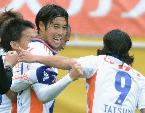 ＜仙台・新潟＞前半、先制ゴールを決めガッツポーズして喜ぶ新潟・成岡（左）