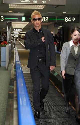 黒ずくめの服装でモスクワへ向け出発するサッカー日本代表の本田圭佑